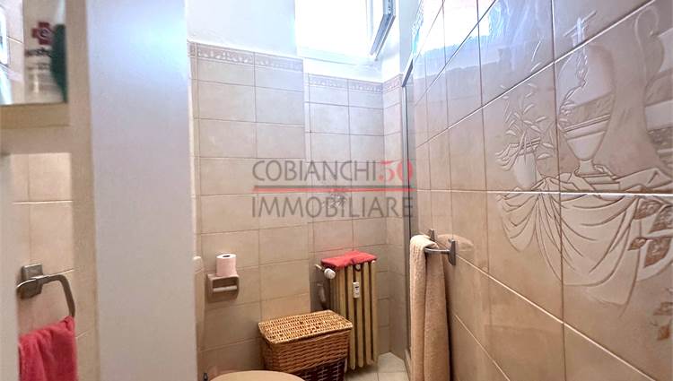 Bagno finestrato con doccia
