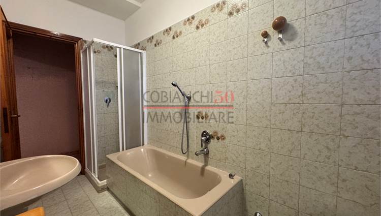 bagno finestrato con vasca- doccia
