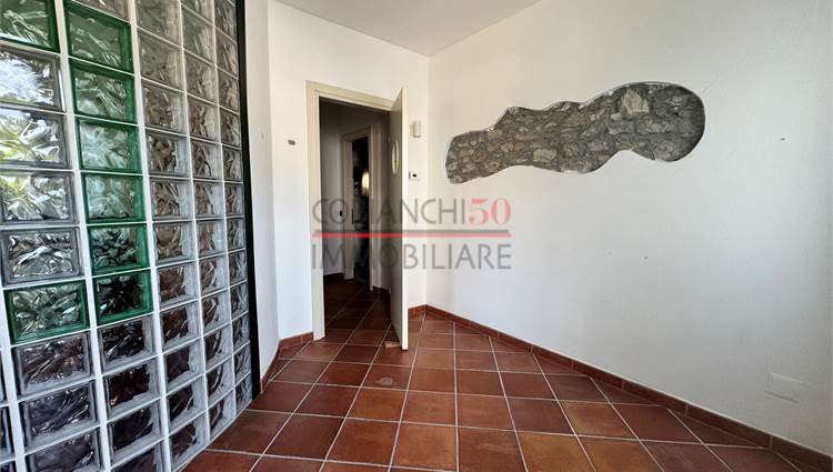 ingresso- sala da attesa con vetrina
