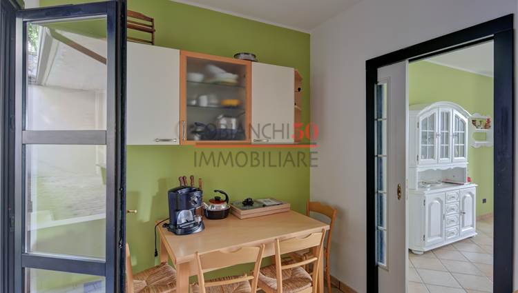 cucina con corte sul retro