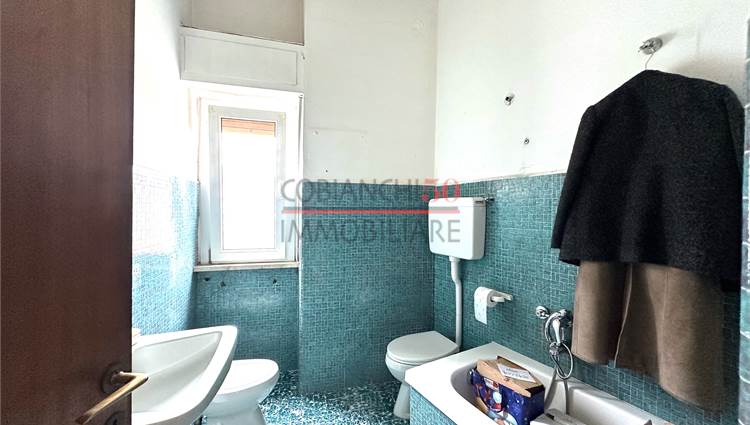Bagno con vasca finestrato