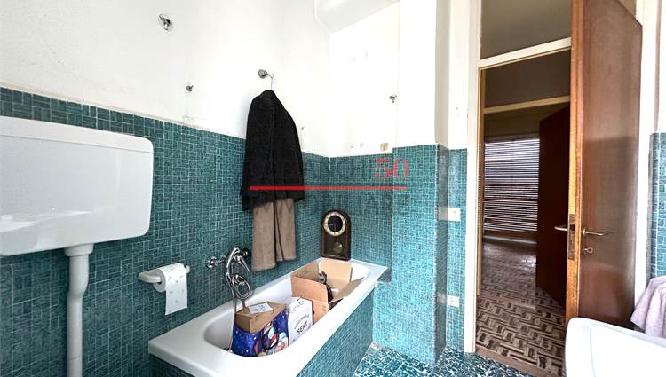 Bagno con vasca finestrato
