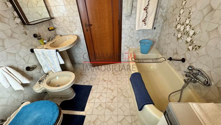 bagno finestrato con vasca