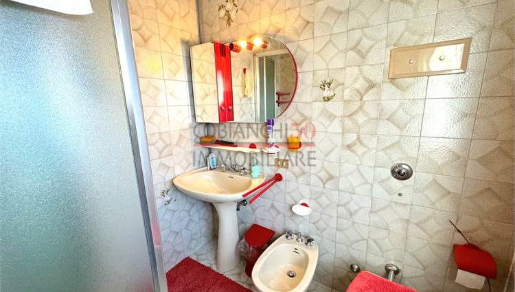 secondo bagno finestrato con doccia