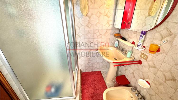 secondo bagno finestrato  con doccia