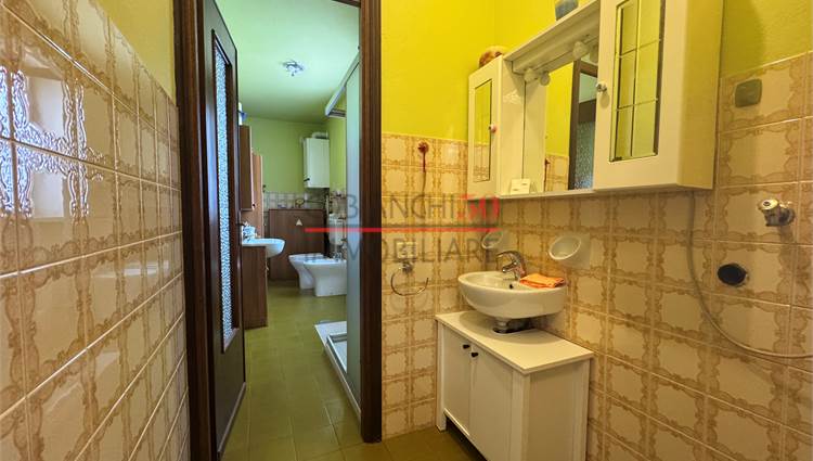 bagno finestrato con balcone 