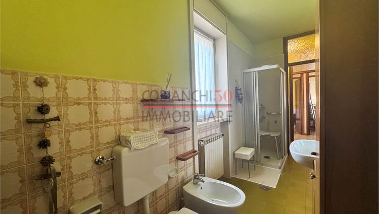 bagno finestrato con balcone 