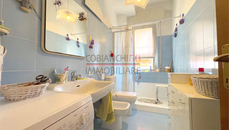 bagno finestrato con box doccia