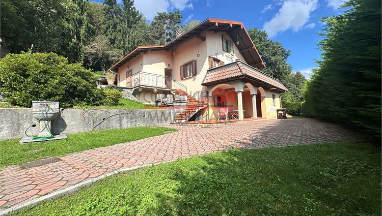 esterni della villa con parco