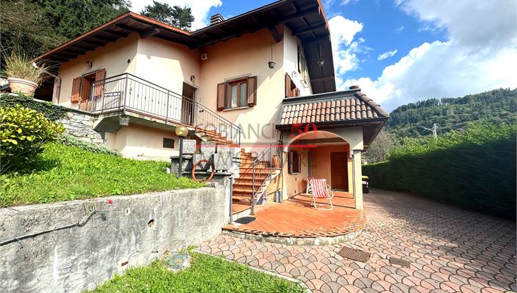 esterni della villa con parco