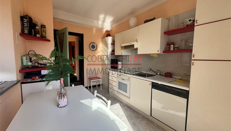 cucina con accesso terrazza