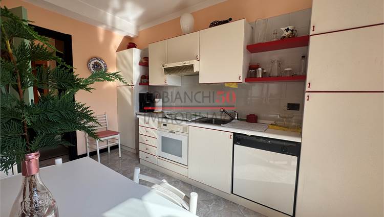 cucina con accesso terrazza