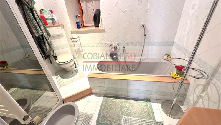 bagno padronale con vasca e doccia 