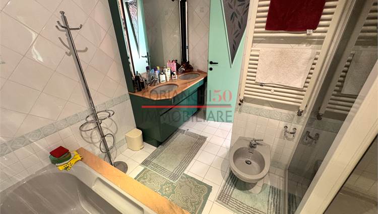 bagno padronale con vasca e doccia 