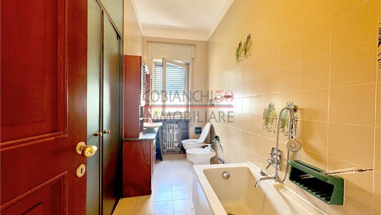 bagno finestrato con vasca e doccia 