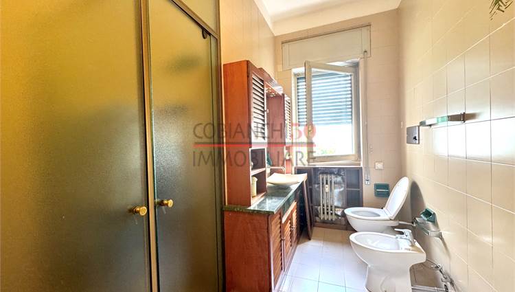 bagno finestrato con vasca e doccia 