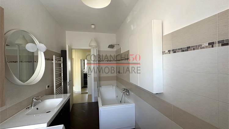 Bagno finestrato con vasca idromassaggio e lavande