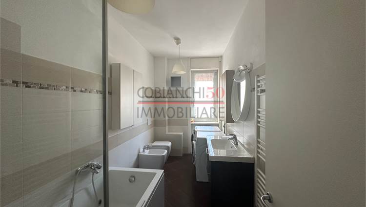 Bagno finestrato con vasca idromassaggio e lavande