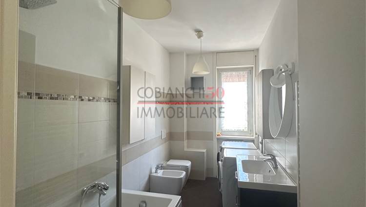 Bagno finestrato con vasca idromassaggio e lavande