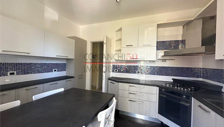 Cucina con ampio balcone