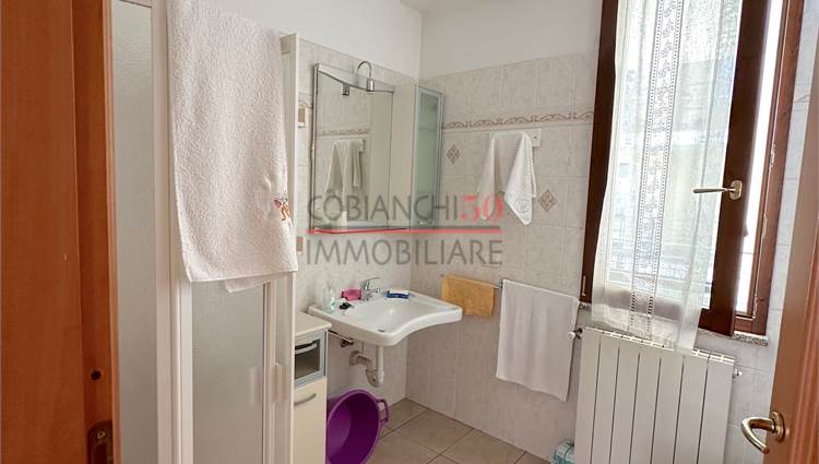 bagno finestrato con box doccia 
