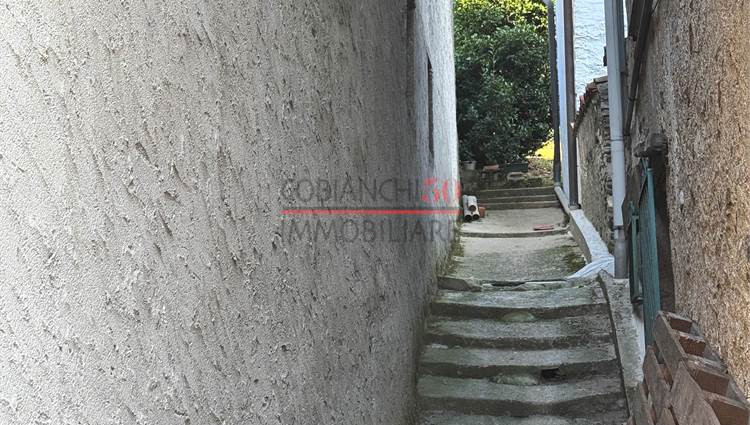 accesso laterale per ingresso giardino privato