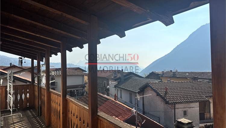balcone in legno piano terzo