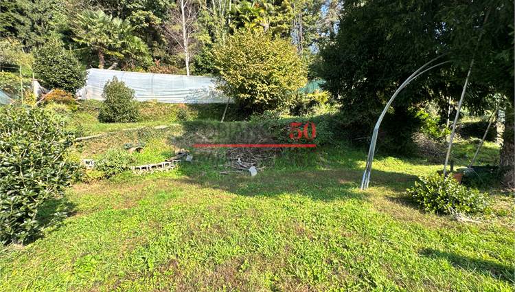 giardino con terrazze sul retro