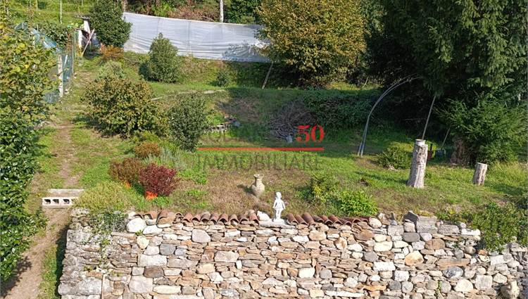 giardino con terrazze sul retro