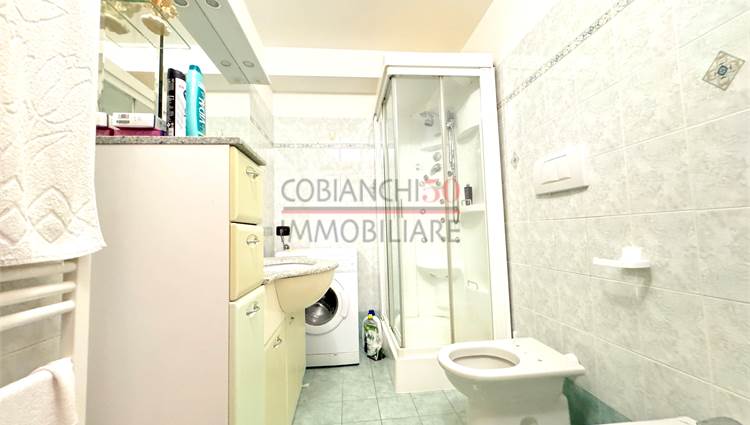bagno con box doccia 