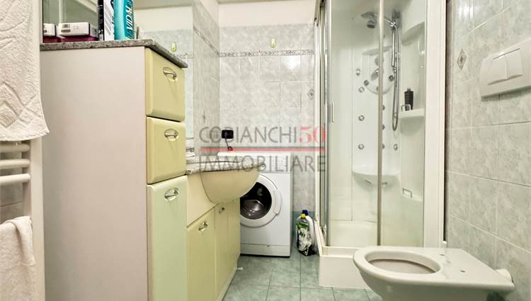 bagno con box doccia 