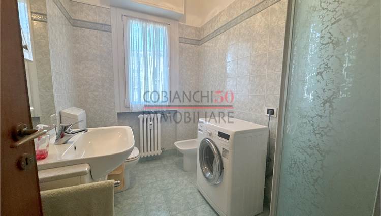 Secondo bagno finestrato con box doccia 