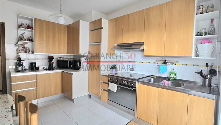 cucina abitabile con accesso al terrazzo