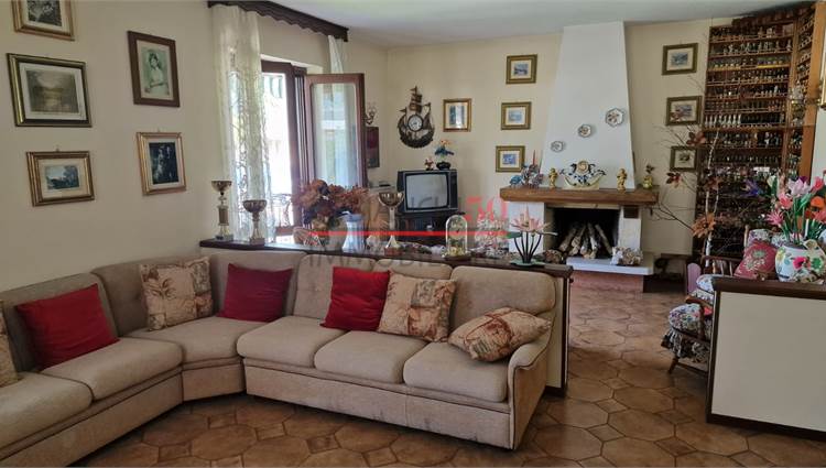 Soggiorno con camino e terrazzo