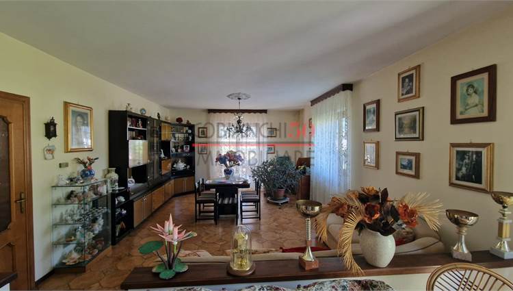 Soggiorno con camino e terrazzo