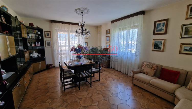 Soggiorno con camino e terrazzo 