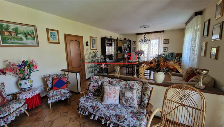 Soggiorno con camino e terrazzo