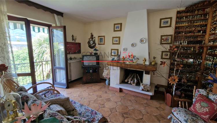 Soggiorno con terrazza , balcone e camino