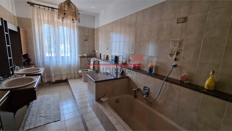 bagno finestrato con vasca 