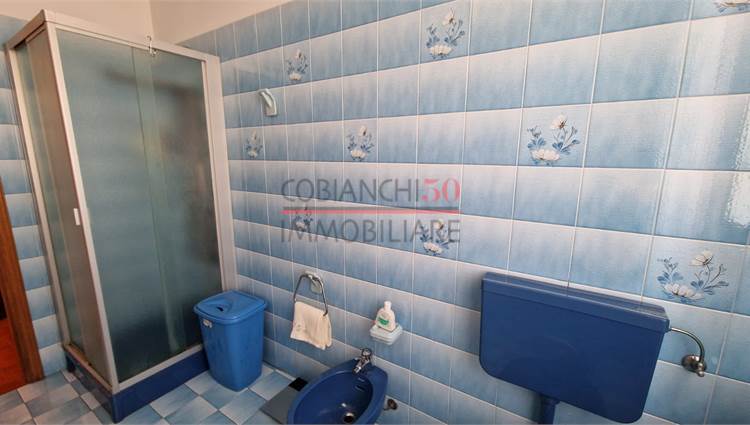 bagno finestrato con doccia 