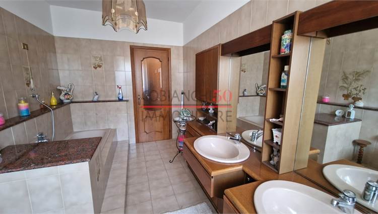 bagno finestrato con vasca 