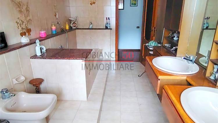 bagno finestrato con vasca 