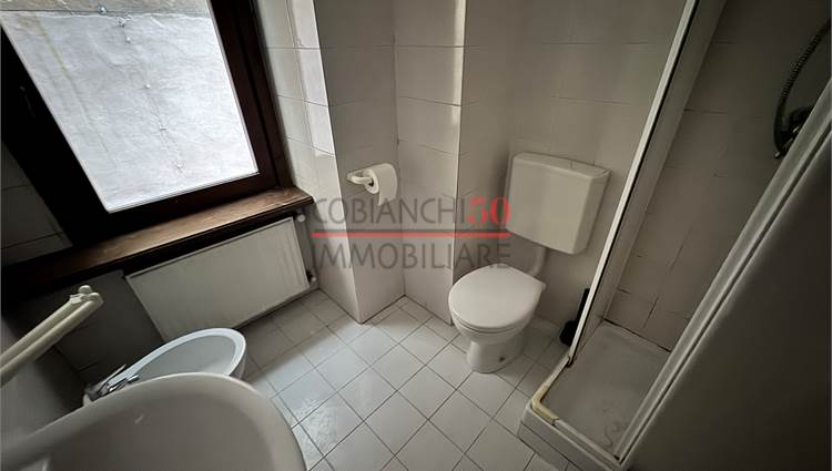 bagno finestrato con box doccia 