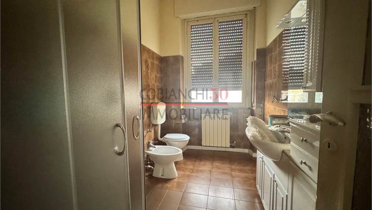 bagno finestrato con box doccia 