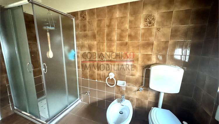 bagno finestrato con box doccia 