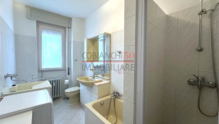 bagno finestrato con vasca e doccia 