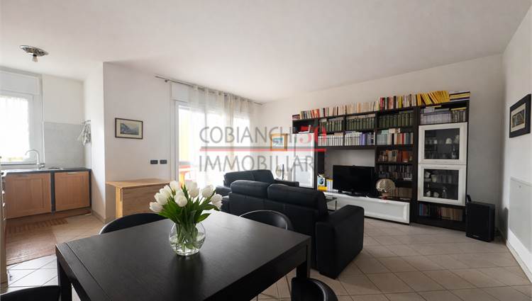 zona giorno con cucina a vista e accesso alla terr