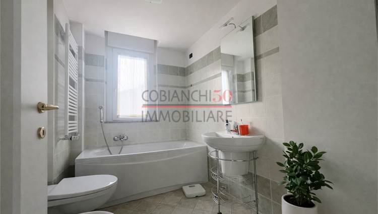 bagno finestrato con vasca 