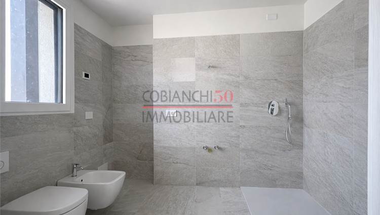 BAGNO EN SUITE FINESTRATO CON BOX DOCCIA 