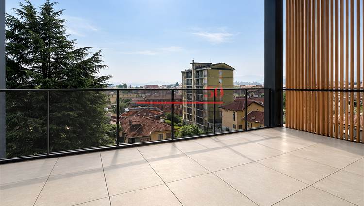 AMPIO TERRAZZA FRONTALE 